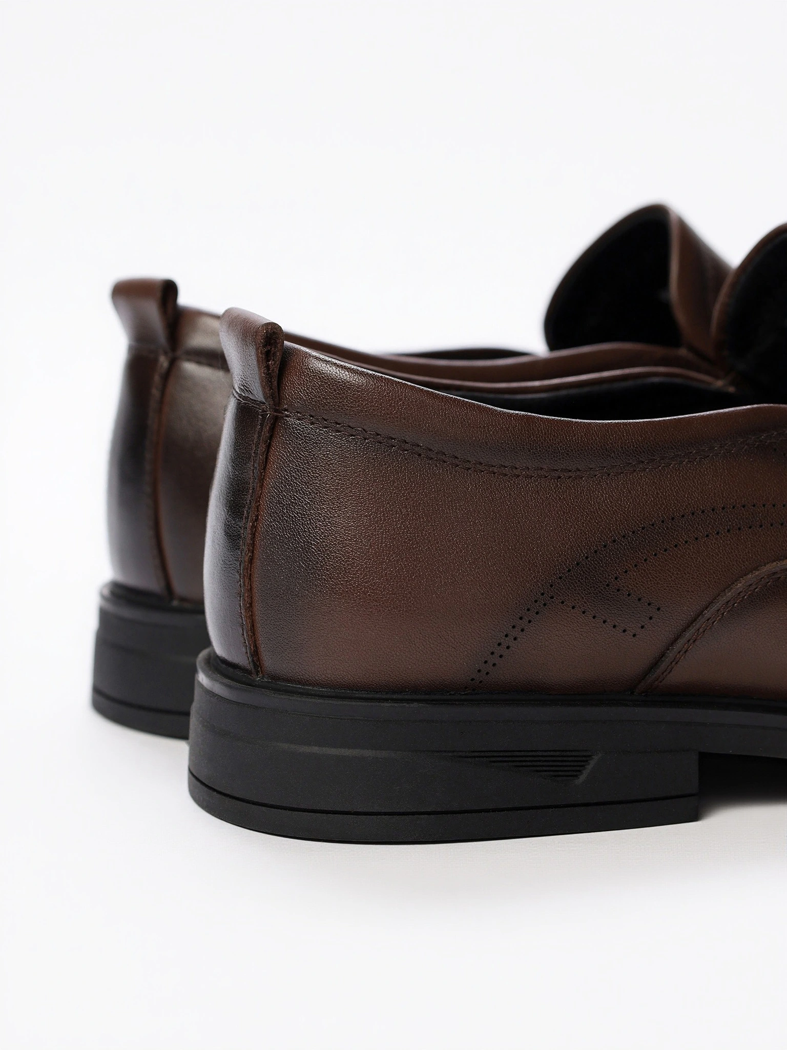 Туфли коричневого цвета с эластичными вставками на низком каблуке